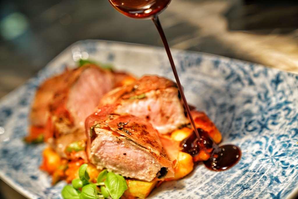 Vila Vita Rosenpark Marburg Exterior foto A meat dish being drizzled with a sauce